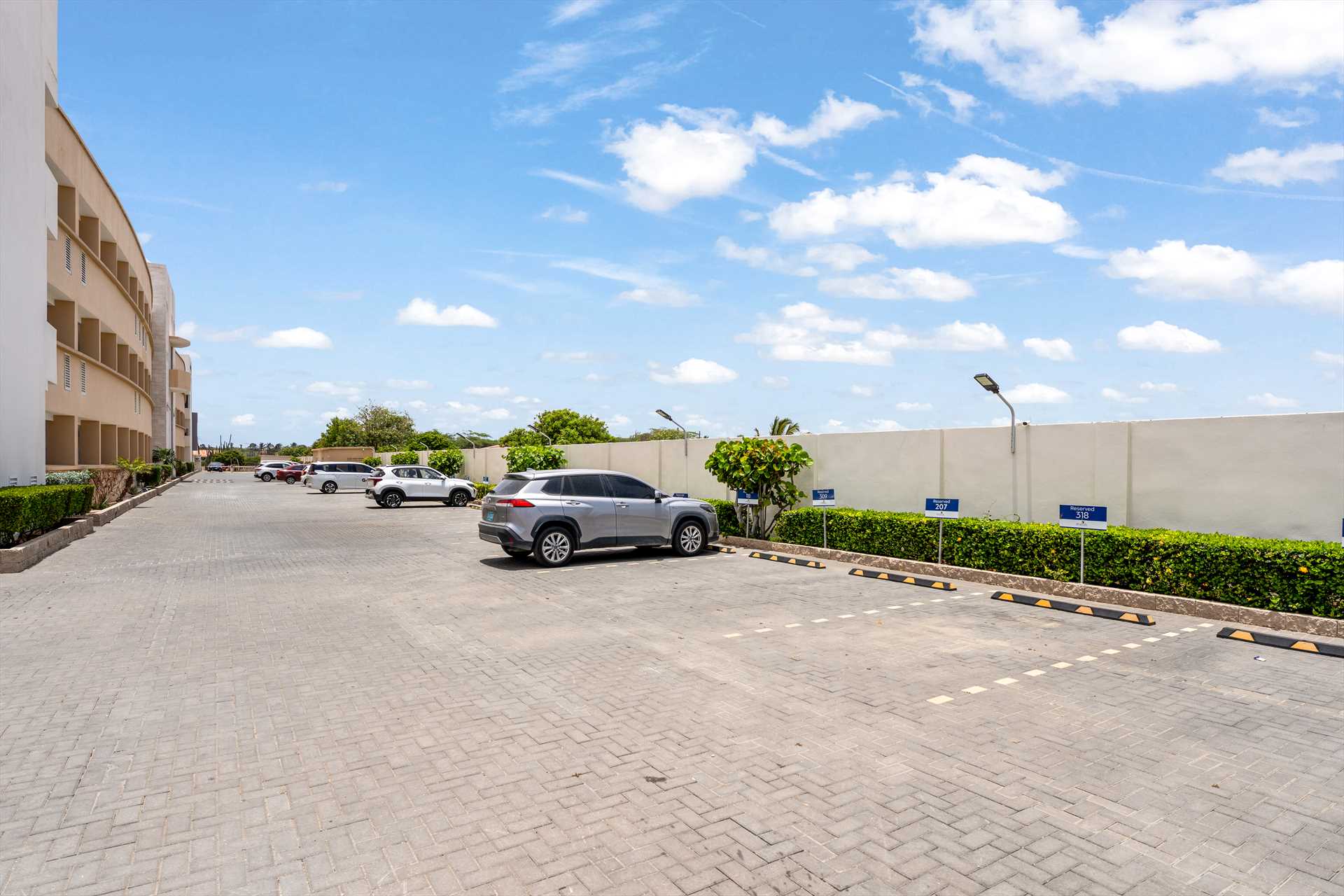 Island Pleasure Two+-bedroom loft condo - AL318